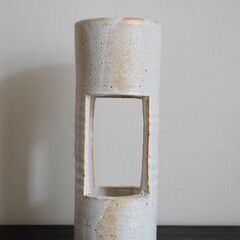 志野釉の竹形陶器花瓶の画像
