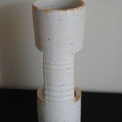 志野釉の竹形陶器花瓶の画像
