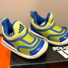 アディダス　スニーカー　スリッポンの画像