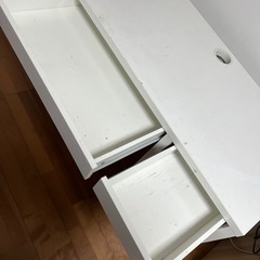 IKEAのホワイトデスクの画像