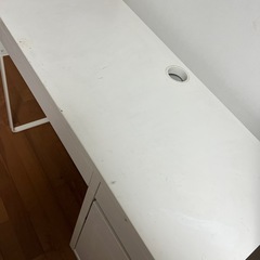 IKEAのホワイトデスクの画像