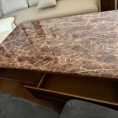 大理石 テーブルの画像