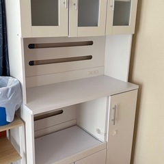 食器棚二つと棚一つの画像