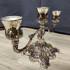 美品　シルバーキャンドルホルダー3灯 クラシック　テーブル卓上　3本キャンドルの金属製燭台　エレガントなレトロ デザインの画像