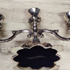美品　シルバーキャンドルホルダー3灯 クラシック　テーブル卓上　3本キャンドルの金属製燭台　エレガントなレトロ デザインの画像