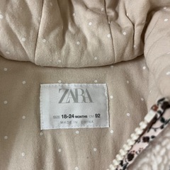 ZARAフリースとマールマールエプロンとaicジャンパーの画像