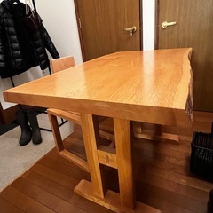 一枚板のテーブルと椅子1脚のセットの画像