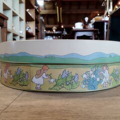 レトロ カリン・ブルーメ お菓子缶 空き缶 小物入れ 座っている少女 　/MJ-1332 2Fの画像