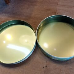 レトロ カリン・ブルーメ お菓子缶 空き缶 小物入れ 座っている少女 　/MJ-1332 2Fの画像