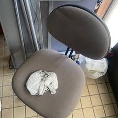 事務所用机と椅子の画像