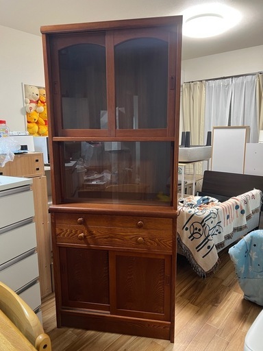 ガラス扉付き 木製キャビネット (あんじ) 東所沢の収納家具