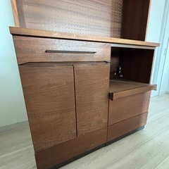 ウォールナット材　食器棚の画像