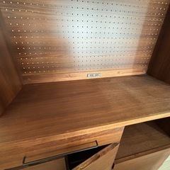 ウォールナット材　食器棚の画像