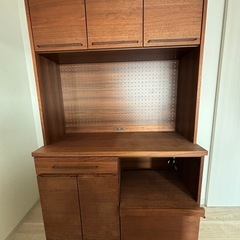 ウォールナット材　食器棚の画像