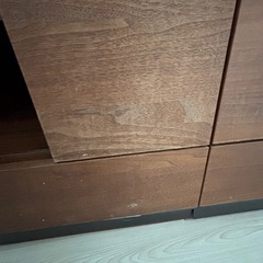 ウォールナット材　食器棚の画像