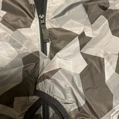 風を通さず暖かいパーカー160の画像