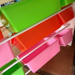 子供おもちゃ棚の画像