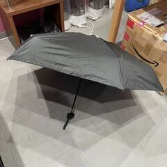 折りたたみ傘 晴雨兼用 日傘でも雨傘でも 色はブラックとネイビーです。 小さめなんで軽いしカバンにも入れやすいです。 収納袋付き 化粧箱付きなんでプレゼントにも　 新品未使用　高品質　仕入れ　問屋価格　卸価格　倒産品　まとめ買い歓迎　卸　おろし　卸し　アマゾン　amazon　引き上げ品　倒産品　ネット商材　フリマ商材　景品　コンペ　忘年会　新年会　クリスマス会　新品　未使用の画像