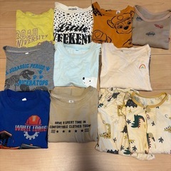 95〜100サイズの服と3歳前後の靴下の画像