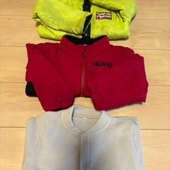 95〜100サイズの服と3歳前後の靴下の画像