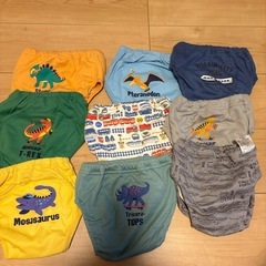 95〜100サイズの服と3歳前後の靴下の画像
