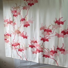 着物素材リメイク暖簾、花柄模様、横〜112–丈〜106!
の画像