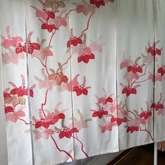 着物素材リメイク暖簾、花柄模様、横〜112–丈〜106!
の画像