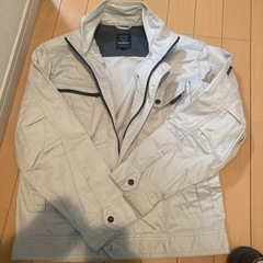 女性の現場作業着と安全靴の画像