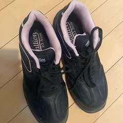 女性の現場作業着と安全靴の画像