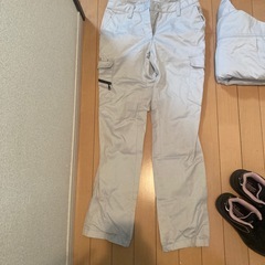 女性の現場作業着と安全靴の画像