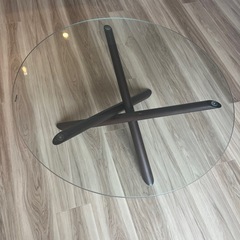 円形ガラステーブルの画像