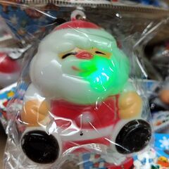 18個セット　クリスマス　光るサンタさん人形　ひかるペンダント　高さ6㎝　幅5㎝の画像