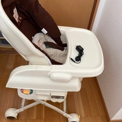 電動ゆりかご　と食事テーブルの画像