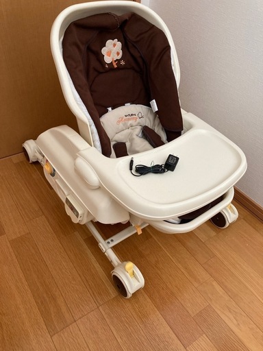 電動ゆりかご　と食事テーブル