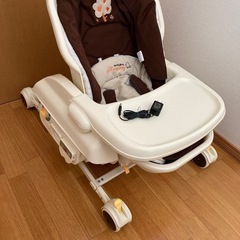 電動ゆりかご　と食事テーブルの画像