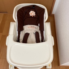 電動ゆりかご　と食事テーブルの画像