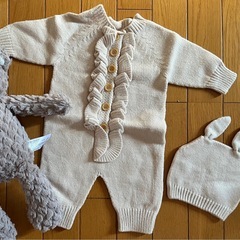 sowan つぶつぶスタイ フリルロンパースと帽子のセットの画像