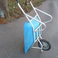 軽量　アルミ　一輪車　アルミフレーム　鉄では無いフネ部（FRP?）　畑運搬具　庭　台車　ノーパンクタイヤの画像