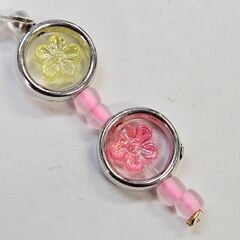 ハンドメイド キーホルダー ストラップ 花モチーフ パステルカラー 一点物の画像