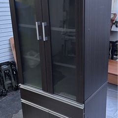 ニトリ 食器棚 ダークブラウン｜ガラス扉・引き出し付きの画像