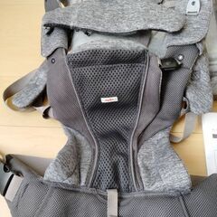 チャイルドシート、ベビーカー、抱っこ紐のセットの画像