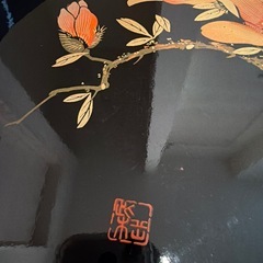 高級美術漆器 盆 黒地 橙色の花の画像