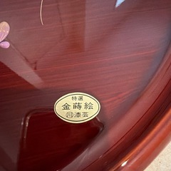 金箔絵 花柄 赤色 漆器 円形皿 菓子鉢 花と蝶のデザインの画像