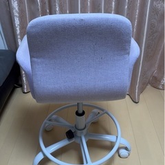 キャスター付き椅子の画像