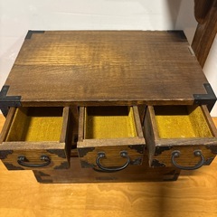 レトロな箪笥裁縫箱の画像