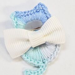 ハンドメイド ピンバッジ 編み 猫モチーフ ブルー系 リボン付き 一点物 約4cmの画像