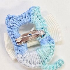 ハンドメイド ピンバッジ 編み 猫モチーフ ブルー系 リボン付き 一点物 約4cmの画像
