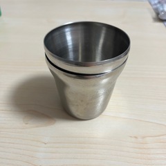 銀色コップ、2つの画像