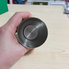 銀色コップ、2つの画像