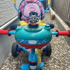 機関車トーマス ブザー付おでかけ三輪車の画像